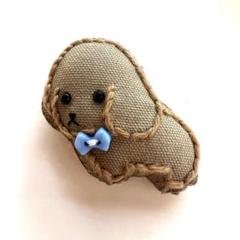 犬の形 ピンバッチ 青いリボン付き ダックスフンド わんこ