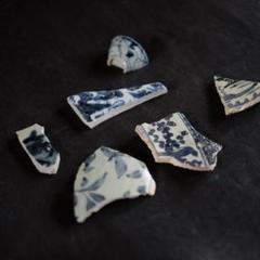 骨董　アンティーク　初期伊万里　陶片　染付　花文様小皿　残欠　出土品　発掘品 骨董 アンティーク 初期伊万里 陶片 染付 花文様小皿 残欠 出土