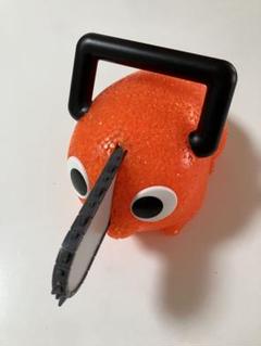 オレンジ色の動物型置物