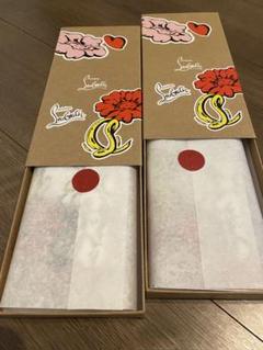 大胆なレッドソールで差をつける！ハードロックな足もとへと