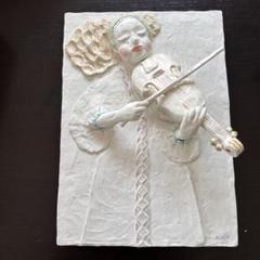 バイオリンを持つ女性の石膏アート