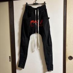 黒いサルエルパンツ 赤いロゴプリントのサムネイル