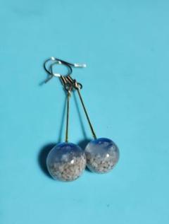 レジン製青ボールピアス