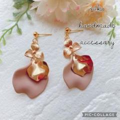 ゴールドメタルフラワーとマットブラウンベージュの花びら