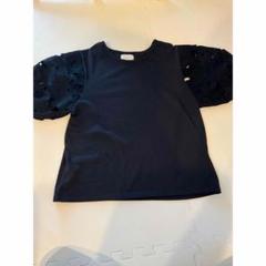 黒の刺繍入りパフスリーブトップス