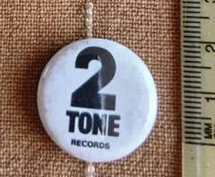 超人気の雑貨店 スカ ピンバッジ TONE 2 スペシャルズ トロージャンズ メルカリ - 小物・アクセサリー