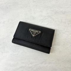 美品✨️ プラダ レザー　6連キーケース シボ革 ブラック　メタル　ロゴ ゴールド 美品✨️ プラダ レザー 6連キーケース シボ革 ブラック メタル