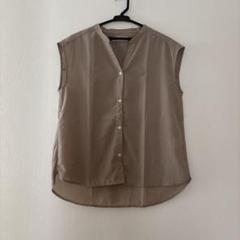ベージュ ノースリーブシャツ Vネック