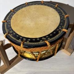 中型 和太鼓 黒・金 スタンド付き　Japan ビンテージ　骨董 中型 和太鼓 黒・金 スタンド付き Japan ビンテージ 骨董 - メルカリ