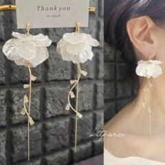 No.306 ホワイトフラワー×クリスタルチェーンピアス 花びら