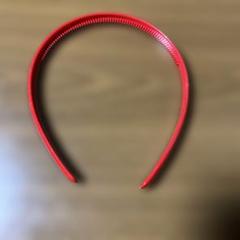赤いプラスチックヘアバンド