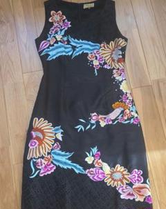【VIVIENNE TAM】刺繍ノースリーブチュニック ヴィヴィアンタムVIVIENNE TAM フラワー刺繍パワーネット切替