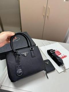 PRADAブラックレザーショルダーバッグ~早い者勝ちのサムネイル