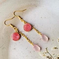 ゆらゆら揺れる◡̈♡ピンクとゴールドのグリッターピアス