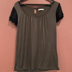 Rouge vif チャコールグレーと黒の半袖Tシャツ