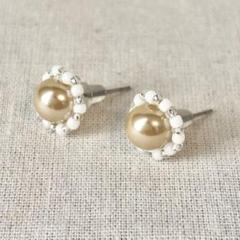 ビーズ刺繍　パールピアス　ベージュ　コーラル　上品　一粒　ハンドメイド　かわいい