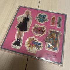 NiziU 背景アクリルスタンド&バッグチャーム　リク　アヤカ　ミイヒ Amazon.co.jp: NiziU 背景アクリルスタンド&バッグチャーム リク