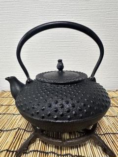 最新の激安 未使用品 南部伝統工芸品 南部鉄瓶 中アラレ 10型 南部匠銘 工芸品