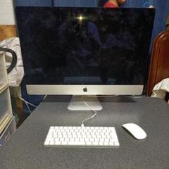 AppleのiMacとワイヤレスキーボード、マジックマウスのセット
