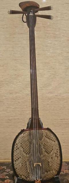 dd29 沖縄三味線 蛇革 ハードケース付き 沖縄三線 本蛇皮 ハードケース付 三味線 和楽器（生まれの
