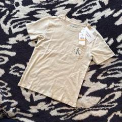 【新品タグ付き】カルバンクライン ck ロゴTシャツ ベージュ 7y 120