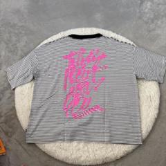sheltech 別注バックプリントボーダーピンクグラフィック Tシャツ