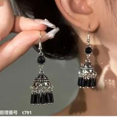 オーナメントデザインの黒いダングルピアス　ヴィンテージ　エスニック　レトロ