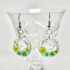 緑のかすみ草いっぱいレジンピアス・イヤリング ハンドメイド