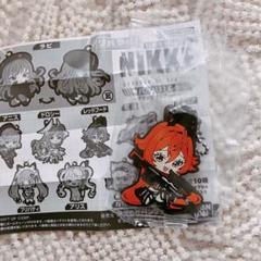 勝利の女神 NIKKE カセット型キーホルダー　2個　ラピ　レッドフード　おまけ 勝利の女神 NIKKE カセット型キーホルダー レッドフード - メルカリ