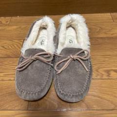 UGG スエード ブラウン スリッポン リボン付き - メルカリ