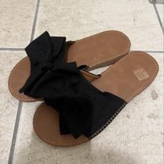 リボン付き黒サンダル