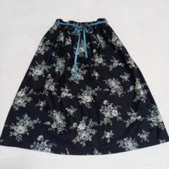新品未使用 みなとのてんらんかい 黒白花柄フレアスカートサイズM みなとのてんらんかい 花柄スカート フレアスカート サイズ3