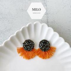 ドット風メタリック×フリンジ(オレンジ) ビーズ刺繍　ピアス/イヤリング