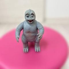 グレーの怪獣フィギュアミニラ
