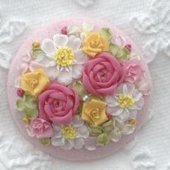 ＊リボン刺繍＊くるみボタン＊刺繍ブローチ＊マーガレットとバラのブーケ