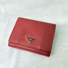 プラダ　二つ折り財布　三角ロゴ　シボ革　レザー　レッド　赤　正規品 PRADA プラダ 三角ロゴ サフィアーノレザー 三つ折り財布 レッド