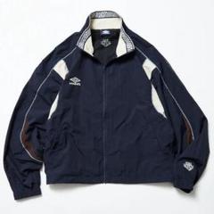 UMBRO トラックジャケット ビッグプリント 腕ロゴ 左右非対称 切替 UMBRO/別注 Pattern Track Jacket｜Daytona Park(FREAK'S STORE