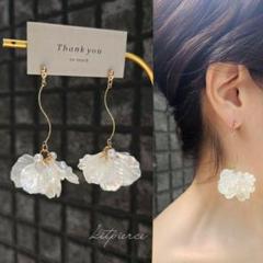 No.309 ホワイトフラワー ゆらゆらウェーブスティックピアス 花びら