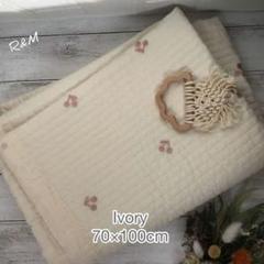 さくらんぼ刺繍 イブル ・ キルティングマット アイボリート 70×100㎝