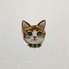 刺繍 猫ブローチ 茶トラ白 - メルカリ