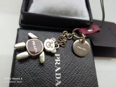 PRADA クマ型シルバー＆レッドチャーム　ストラップ　キーホルダー 黒紐革部赤 PRADA クマ型シルバー＆レッドチャーム ストラップ キーホルダー
