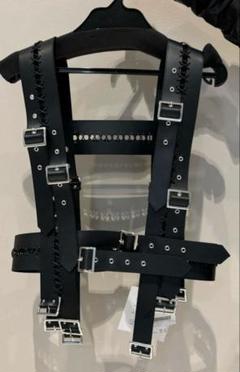 noir kei ninomiya  23ss  サスペンダー バッグ ハーネス Noir Kei Ninomiya Safety Pin Harness | Black | FARFETCH