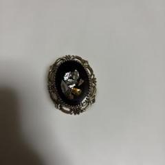 黒いオーバルブローチ クリスタル装飾