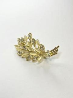 金色の葉のクリスタルブローチ