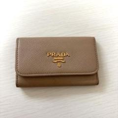 PRADA ベージュ エピレザー キーケース PRADA サフィアーノレザー キーケース ベージュ - メルカリ