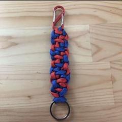 【ハンドメイド】パラコードキーホルダー 赤×青 カラビナ付き 全長約17cm