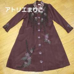 【美品】アトリエまりこ　花モチーフ付、黒のミモレ丈コート 美品】アトリエまりこ花モチーフ付、黒のミモレ丈コート