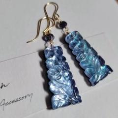 マザーオブパール×クリスタル ラウンジカービングピアス オンライン限定商品】 マザーオブパールカービング ペアシェイプ