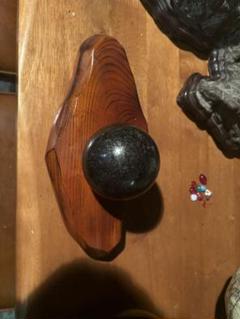 木製台座の黒い天然石球の置物