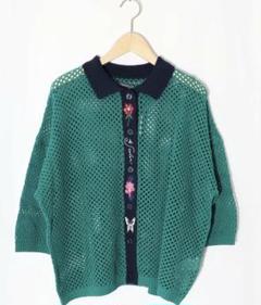 is scolar イズスカラー 552226：花蝶刺繍 メッシュ編みシャツ